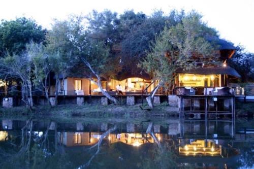 AlldaysMogalakwena River Lodge的水体上的房子
