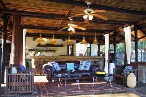 AlldaysMogalakwena River Lodge的客厅配有沙发和桌子