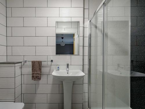 巴洛赫Westertonhill Lodge 8 Newbuild with Hot Tub Option的白色的浴室设有水槽和淋浴。