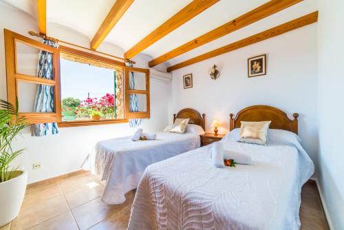 埃尔波特Ideal Property Mallorca - Moli的带窗户的客房内的两张床