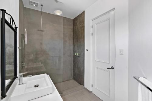巴希利托Bougainvillea 4315 PH- Luxury 3 Bedroom Ocean View Resort Condo的白色的浴室设有水槽和淋浴。
