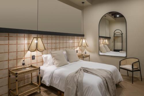 卡塔赫纳Privado Selfservice Boutique Rooms的卧室配有一张白色大床和镜子