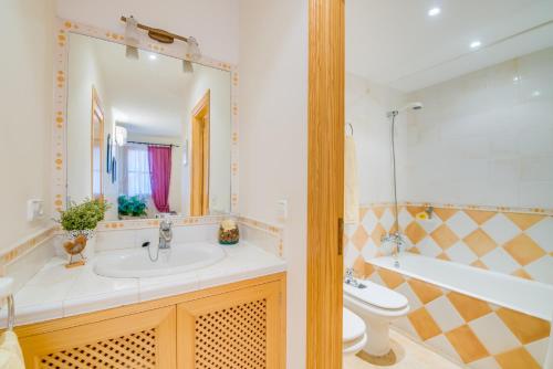 萨拉比塔Blau Mari 2 PAX的浴室配有盥洗盆、卫生间和浴缸。