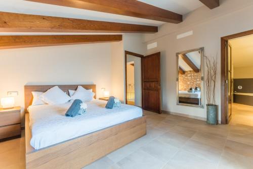 马纳科尔Ideal Property Mallorca - Pleta 8 PAX的卧室配有带蓝色枕头的大型白色床
