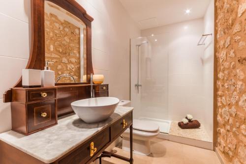 马纳科尔Ideal Property Mallorca - Pleta 8 PAX的一间带碗水槽和卫生间的浴室