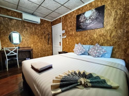 素可泰Aenguy Hostel的一间卧室配有一张大床,上面有连衣裙