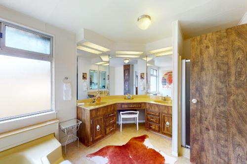 阿赫瓦尼Home on the Range的一间带水槽和大镜子的浴室
