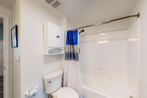 沃尔顿堡滩Water's Edge 301的白色的浴室设有卫生间和淋浴。