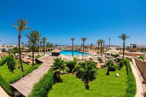 沙姆沙伊赫Jaz Sharm Dreams的享有带游泳池的度假村的空中景致