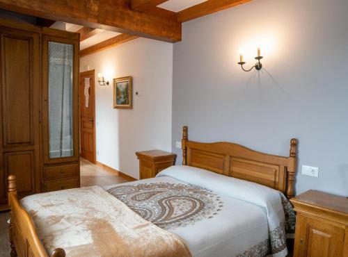 Hoz de AneroCasa Rural La Magdalena的卧室配有一张床