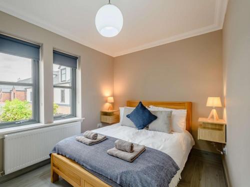 巴洛赫Westertonhill Lodge 8 Newbuild with Hot Tub Option的一间卧室配有一张床,上面有两条毛巾