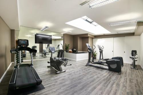 卢森堡拉蒂森卢森堡市公园旅馆的健身房,配有跑步机和有氧运动器材