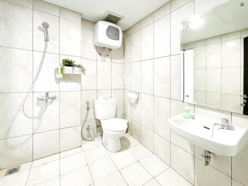 PadalarangLarisa Homestay Syariah的浴室配有卫生间、盥洗盆和淋浴。