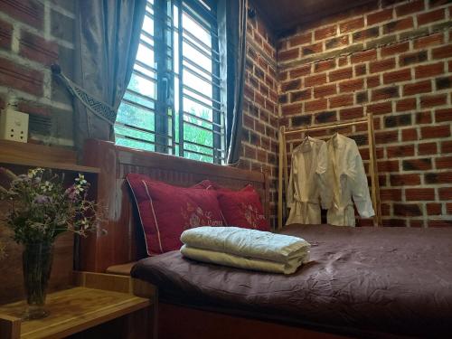 木州县Retreat Home Bản Dọi Mộc Châu的砖房,设有床和窗户