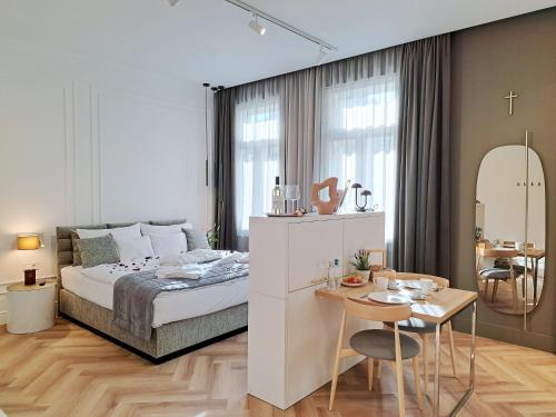 杰尔Hotel Domus Collis的一间卧室设有一张床、一个用餐区和一张桌子