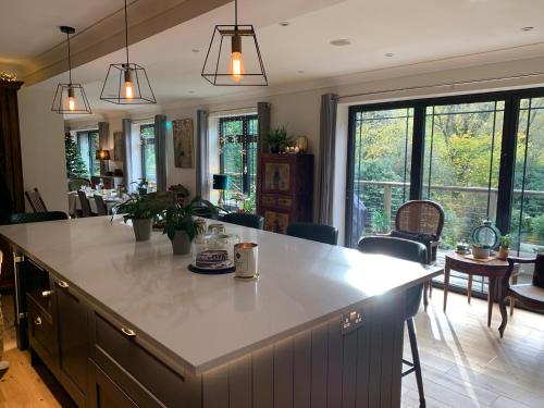 欣德黑德Stunning Surrey Hills Country House set in half an acre的厨房以及带大型白色台面的起居室。