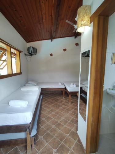 马利西亚斯Brisa Maresias的客房设有两张床和窗户。