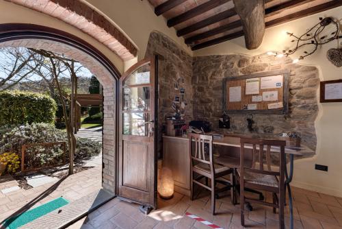 马焦内里泰拉迪萨酒店的一个带石墙和拱门的户外厨房