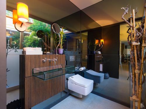 帕斯托布兰克Villa Kai by Maspalomas Holiday Villas的一间带卫生间和玻璃水槽的浴室