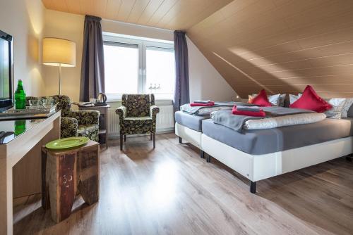 奈斯玛兹埃勒Hotel Villa Norderney的酒店客房配有两张床和一张书桌