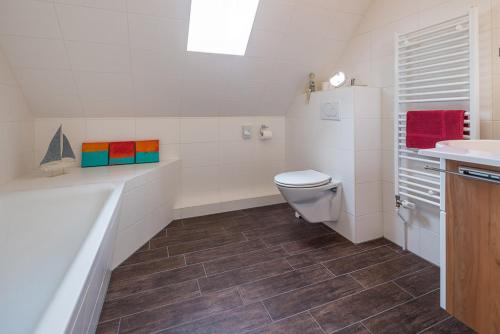 奈斯玛兹埃勒Hotel Villa Norderney的白色的浴室设有卫生间和水槽。