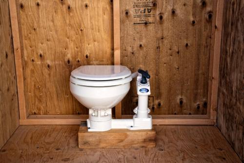 二十九棕榈村28 Palms Ranch的木墙浴室设有卫生间