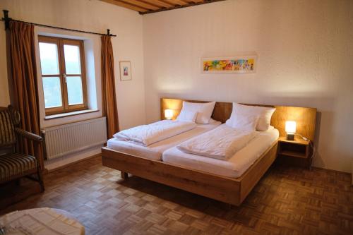 FürsteneckWirtshaus Im Schloss Fürsteneck的一间卧室配有带两个枕头的床和窗户