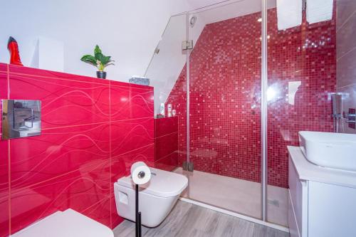 科维良Bungalow QJ的红色的浴室设有卫生间和淋浴。