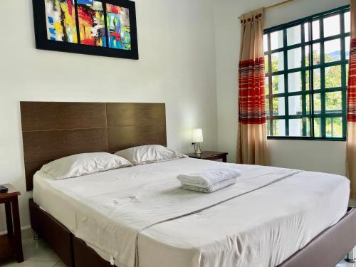 瓜杜阿斯Quinta Baroe的一间卧室配有一张带白色床单的大床