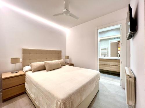 莱昂Housingleón - Palacio de Don Ramiro的白色的卧室设有床和窗户