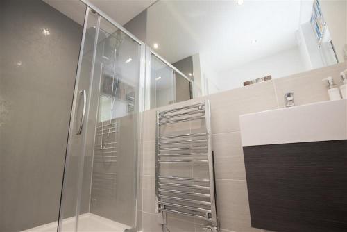 格拉斯米尔Silver Howe的带淋浴的浴室和玻璃门