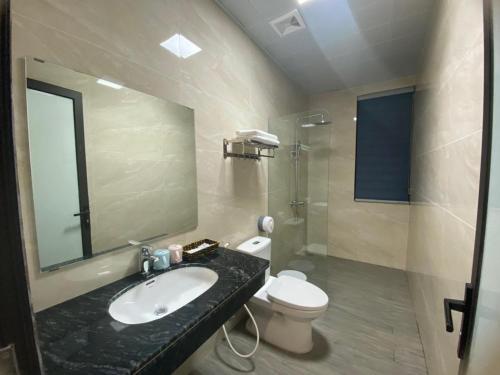 下龙湾Minh Hưng Motel的一间带水槽、卫生间和镜子的浴室