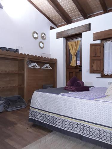 普罗阿萨Casa Marcelo的卧室配有一张床