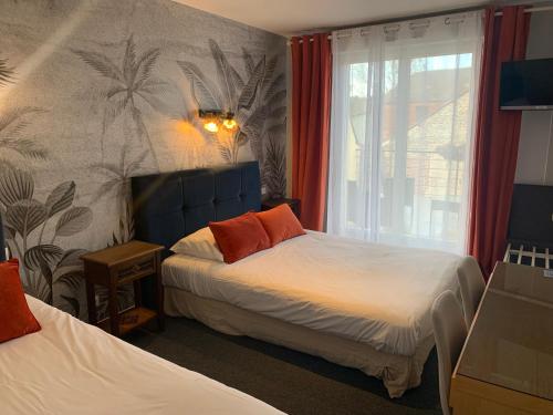 科维克恩奥热白马客栈的酒店客房设有两张床和窗户。