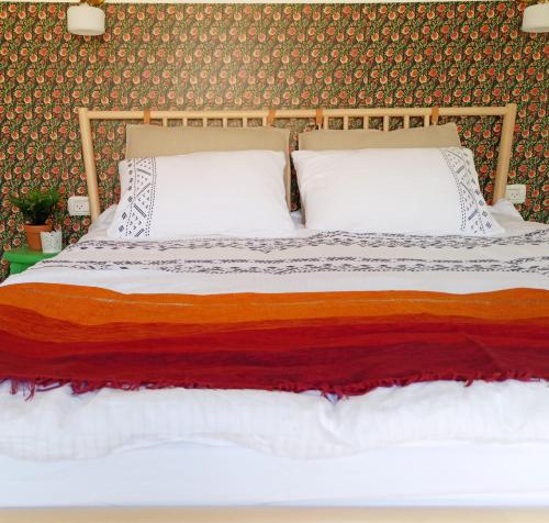 阿拉德Cactus - צימר במדבר的卧室内的一张带两个枕头的床