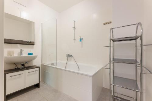 维也纳Home in Vienna by Oberlaa Therme - 15 min to the city center的白色的浴室设有水槽和淋浴。