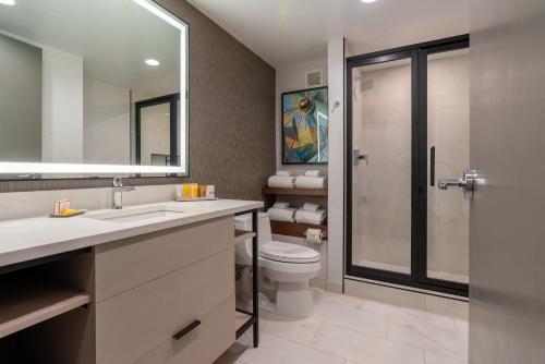 底特律Hollywood Casino at Greektown的浴室配有卫生间、盥洗盆和淋浴。