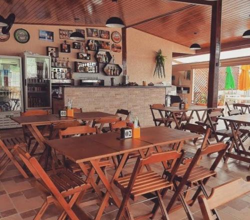 乌巴图巴Recanto Primavera Ubatuba的一间空餐厅,配有木桌和椅子