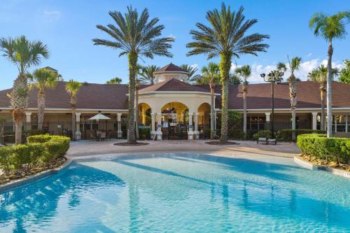奥兰多Windsor Hills Resort- 204A的棕榈树建筑前的游泳池