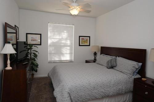 奥兰多Windsor Hills Resort- 204B的一间卧室配有一张床和吊扇