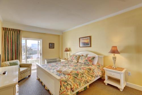 哈特勒斯Villas of Hatteras Landing by KEES Vacations的卧室配有床、椅子和窗户。