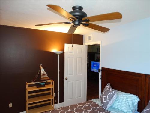 可可比奇Quiet Vista Del Mar 2 Bedroom Condo Beachfront Property的卧室配有吊扇和床。