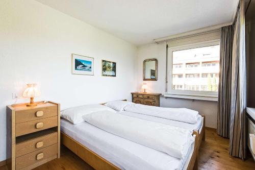 拉格斯Quadern Apartmenthaus B204的一间卧室设有两张床和窗户。