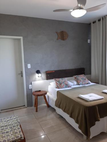 累西腓Kitinete Avenida Boa Viagem的酒店客房设有两张床和一张桌子。