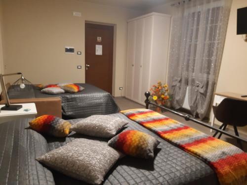 MombasiglioL'Isola Dla Cerrea的一间卧室配有两张带枕头的床。