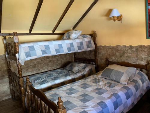 塞拉内华达Apartment de las Nieves的双床间设有2张单人床。