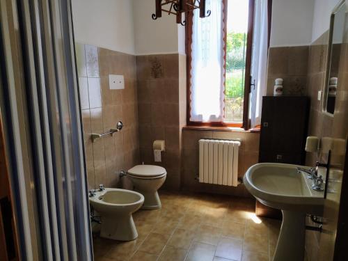 RapinoLa Casa di Anna nel Parco della Majella Abruzzo Rapino CH的浴室配有卫生间、坐浴盆和盥洗盆。