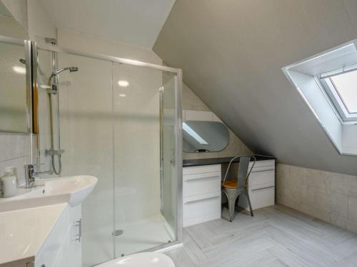 巴洛赫Westertonhill Lodge 5 Newbuild with Hot Tub Option的带淋浴和盥洗盆的浴室