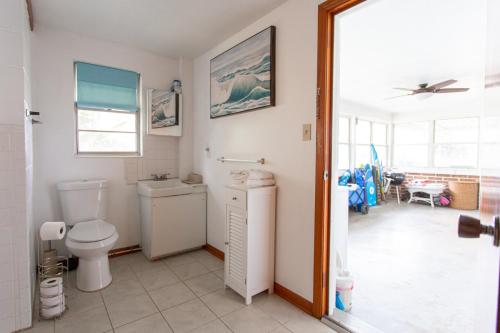 杰克逊维尔海滩Two Bedroom Home - Walking Distance from The Beach的一间带卫生间和水槽的浴室