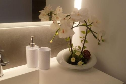 卡拉恩·布拉內斯VILLA NOKA的浴室柜台上白色花瓶